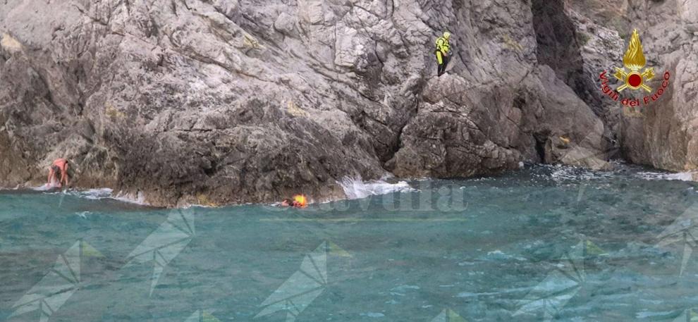 Restano bloccati sugli scogli a causa del mare mosso, due turisti salvati dai vigili del fuoco a Capo Vaticano