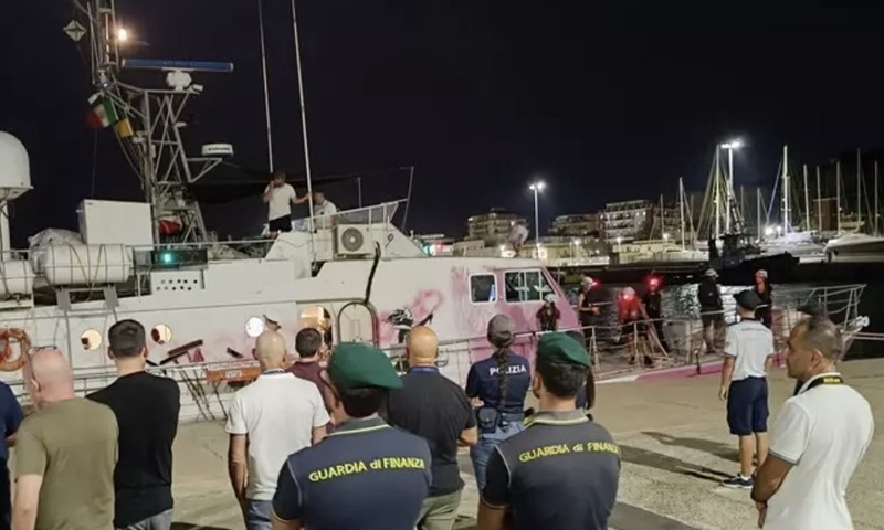 Arrivati nel porto di Crotone 42 migranti soccorsi dalla nave umanitaria Louise Michel