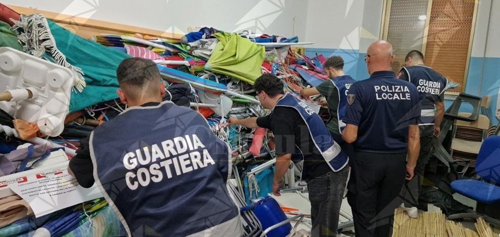 Occupazione abusiva delle spiagge, nuovo blitz nel reggino. Sequestrate decine di attrezzature