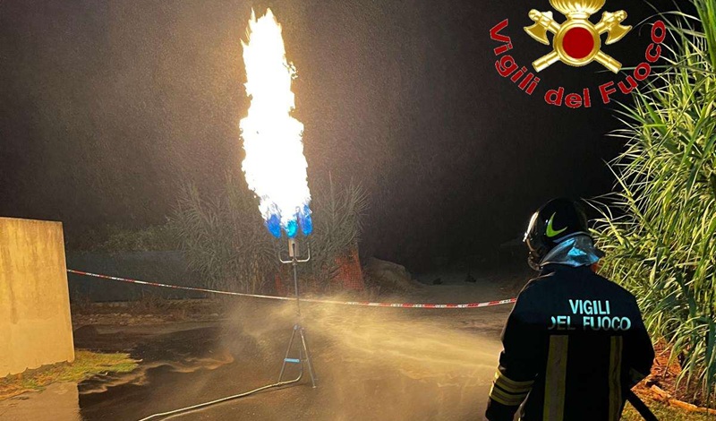 Fuga di gas da un serbatoio GPL a Nicotera Marina: Vigili del Fuoco al lavoro per ore Fuga di gas da un serbatoio GPL a Nicotera Marina: Vigili del Fuoco al lavoro per ore