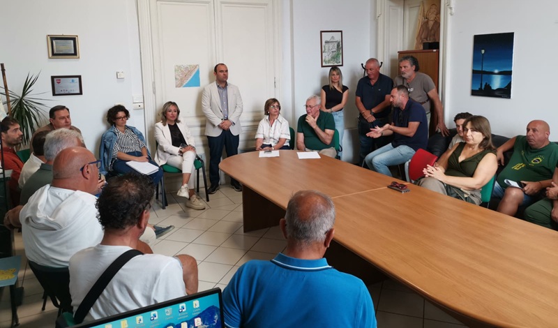 Piano Spiaggia, incontro tra l’Amministrazione comunale di Siderno e gli operatori balneari Piano Spiaggia, incontro tra l’Amministrazione comunale di Siderno e gli operatori balneari