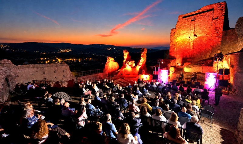 Festival d’Autunno, al Castello Normanno di Squillace l’incanto di una sera con le Ebbanesis Festival d’Autunno, al Castello Normanno di Squillace l’incanto di una sera con le Ebbanesis
