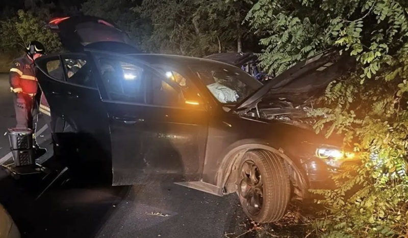 Incidente nella notte a Crotone, due persone incastrate tra le lamiere: intervengono i Vigili del Fuoco Incidente nella notte a Crotone, due persone incastrate tra le lamiere: intervengono i Vigili del Fuoco