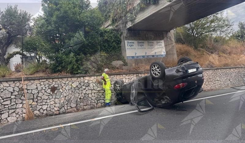 Incidente sulla SS106 a Stalettì: auto si ribalta, quattro feriti Incidente sulla SS106 a Stalettì: auto si ribalta, quattro feriti
