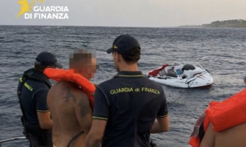 Panico in mare a Isola Capo Rizzuto: natante si ribalta, la Guardia di Finanza salva sette persone Panico in mare a Isola Capo Rizzuto: natante si ribalta, la Guardia di Finanza salva sette persone
