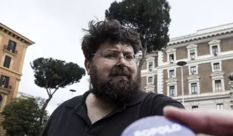 Mario Adinolfi va in carcere: continuava a postare sui social network dai domiciliari Mario Adinolfi va in carcere: continuava a postare sui social network dai domiciliari