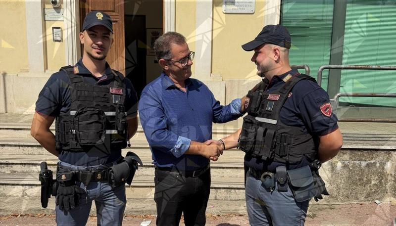 Colpito da un infarto mentre si trova in un negozio: uomo di Polistena salvo grazie a due poliziotti Colpito da un infarto mentre si trova in un negozio: uomo di Polistena salvo grazie a due poliziotti