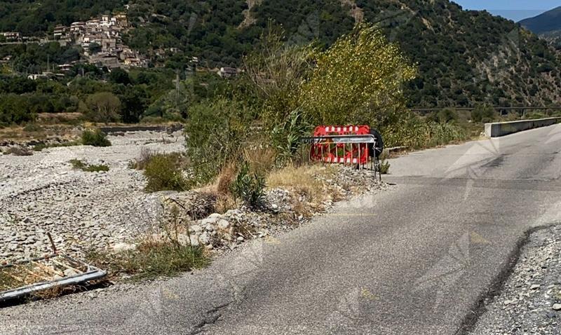San Nicola di Caulonia, strada dissestata: i cittadini temono l’isolamento con l’arrivo delle piogge