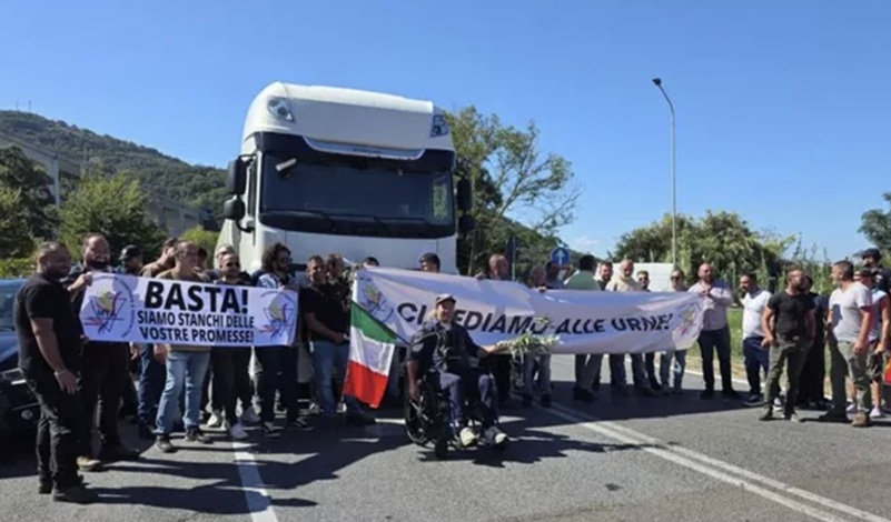 Protesta agricoltori in Calabria, bloccata la Statale 106 a Davoli. Presidi anche agli svincoli A2 di Pizzo e Rosarno Protesta agricoltori in Calabria, bloccata la Statale 106 a Davoli. Presidi anche agli svincoli A2 di Pizzo e Rosarno