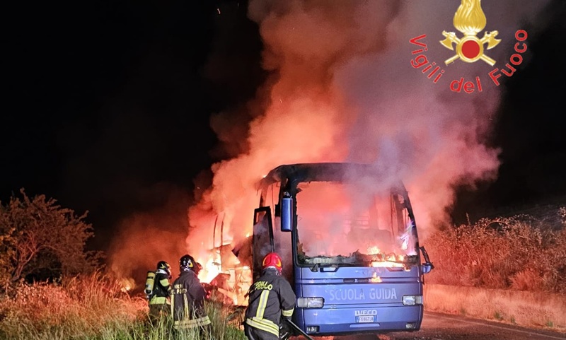 Autobus della scuola guida prende fuoco in marcia a Soverato: salvi istruttore e allievo Autobus della scuola guida prende fuoco in marcia a Soverato: salvi istruttore e allievo