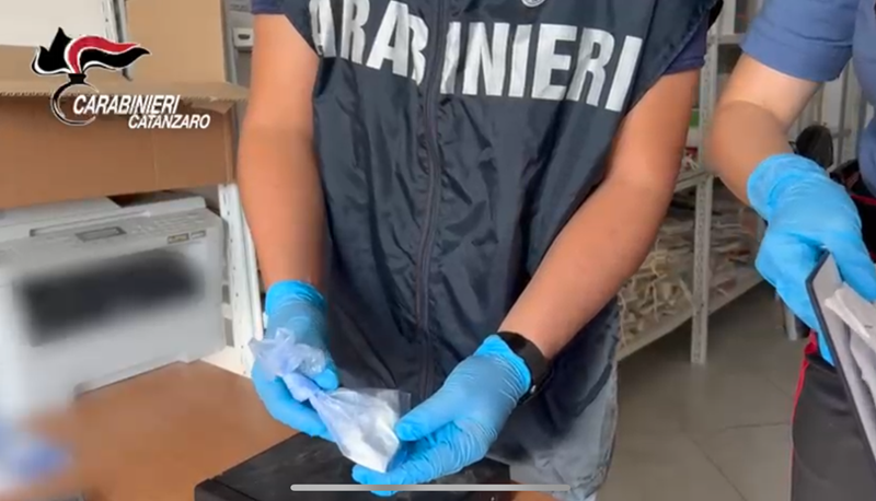 Lancia la droga dal finestrino per sfuggire al controllo dei carabinieri: in manette un uomo di Lamezia Terme Lancia la droga dal finestrino per sfuggire al controllo dei carabinieri: in manette un uomo di Lamezia Terme