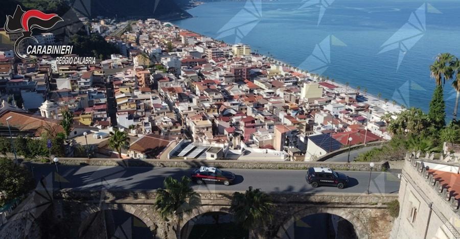 Bagnara Calabra, spara alla testa a un 17enne dopo una lite per uno “sguardo”. Arrestati due coetanei Bagnara Calabra, spara alla testa a un 17enne dopo una lite per uno “sguardo”. Arrestati due coetanei