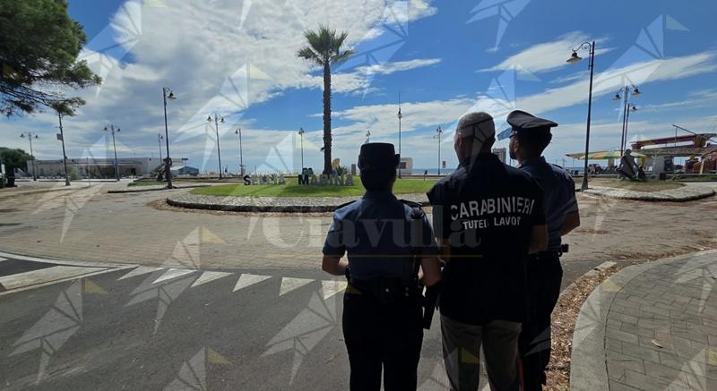 Controlli a Sellia Marina: sospesa un’attività di ristorazione per lavoro nero e carenze igienico-sanitarie. Sequestrati 16 kg di alimenti non tracciati e sanzioni per oltre 13mila euro Controlli a Sellia Marina: sospesa un’attività di ristorazione per lavoro nero e carenze igienico-sanitarie. Sequestrati 16 kg di alimenti non tracciati e sanzioni per oltre 13mila euro