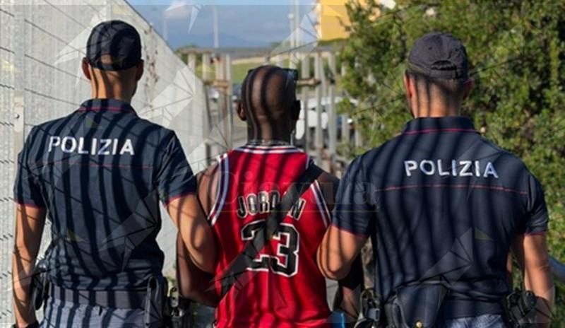 Disposto a Catanzaro il rimpatrio per un cittadino irregolare, presunto scafista ritenuto pericoloso per la sicurezza pubblica Disposto a Catanzaro il rimpatrio per un cittadino irregolare, presunto scafista ritenuto pericoloso per la sicurezza pubblica