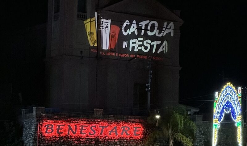 Al via il Catoja in Festa a Benestare, Niceforo: “Le radici, quando vengono custodite con amore, non appartengono soltanto al passato” Al via il Catoja in Festa a Benestare, Niceforo: “Le radici, quando vengono custodite con amore, non appartengono soltanto al passato”