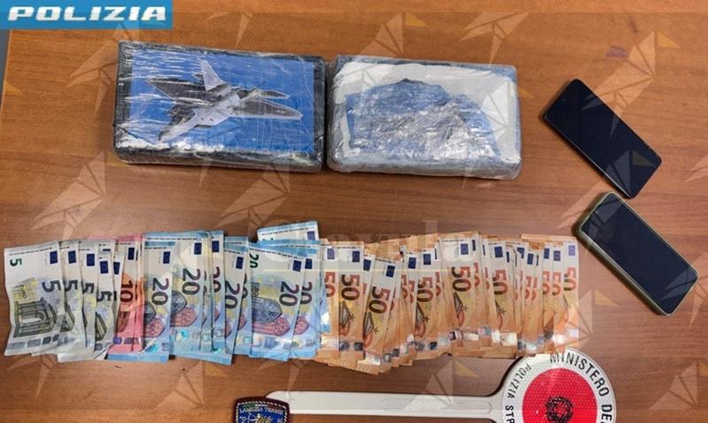 Auto in panne sull’A2, nel bagagliaio oltre 2 chili di cocaina: arrestato Auto in panne sull’A2, nel bagagliaio oltre 2 chili di cocaina: arrestato