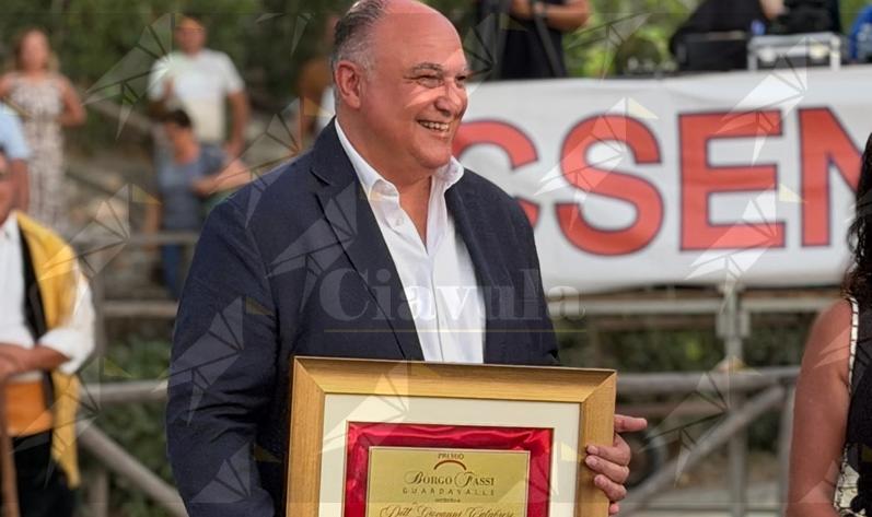 Guardavalle, 20 anni di Palio del Ciuccio: Giovanni Calabrese riceve il Premio Borgo Fassi