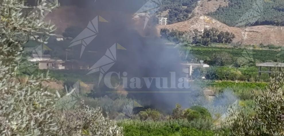 Incendio domato dalla Protezione Civile a Caulonia Marina