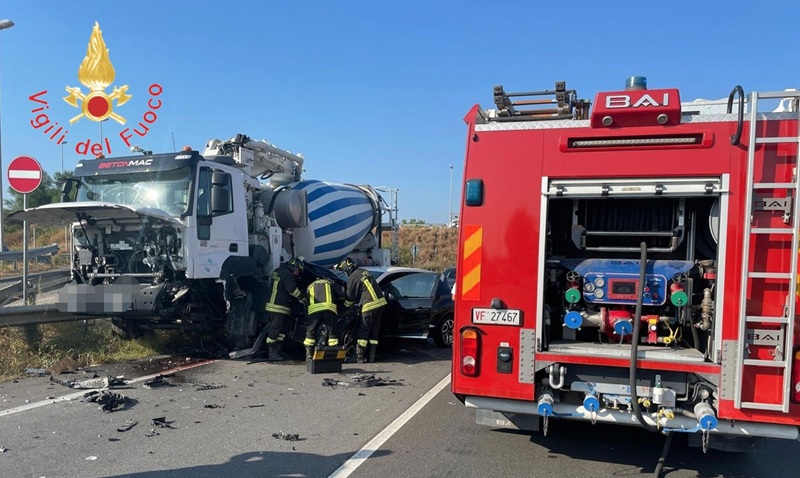 Tre veicoli coinvolti in un incidente sulla SS106 a Simeri Crichi: nessun ferito grave Tre veicoli coinvolti in un incidente sulla SS106 a Simeri Crichi: nessun ferito grave