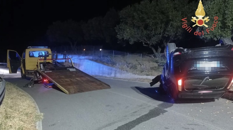 Auto si ribalta sulla SP122 a Stalettì: conducente soccorso e portato in ospedale Auto si ribalta sulla SP122 a Stalettì: conducente soccorso e portato in ospedale