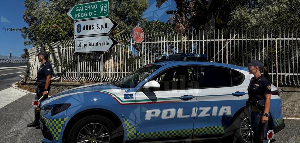 Fermato dopo un inseguimento sull’A2 del Mediterraneo, trasportava oltre 2 chili di cocaina