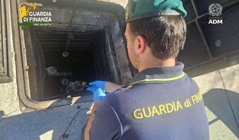 Diesel fuori norma, sequestrati 6mila litri di carburante in un distributore nel Vibonese Diesel fuori norma, sequestrati 6mila litri di carburante in un distributore nel Vibonese