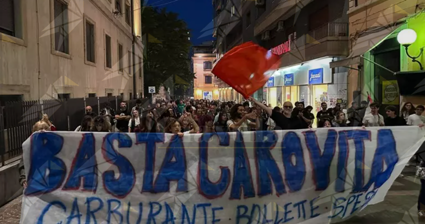 Proteste a Cosenza contro il caro carburante, corteo degli agricoltori e traffico in tilt. Lasciato letame davanti alla Prefettura Proteste a Cosenza contro il caro carburante, corteo degli agricoltori e traffico in tilt. Lasciato letame davanti alla Prefettura