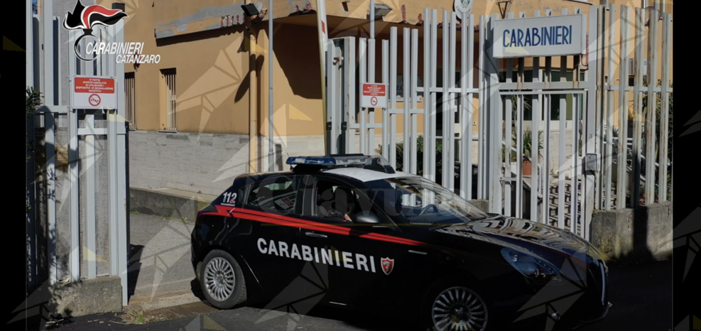 Tenta il furto in una profumeria del centro commerciale “Due Mari” e colpisce un carabiniere durante la fuga: arrestato Tenta il furto in una profumeria del centro commerciale “Due Mari” e colpisce un carabiniere durante la fuga: arrestato