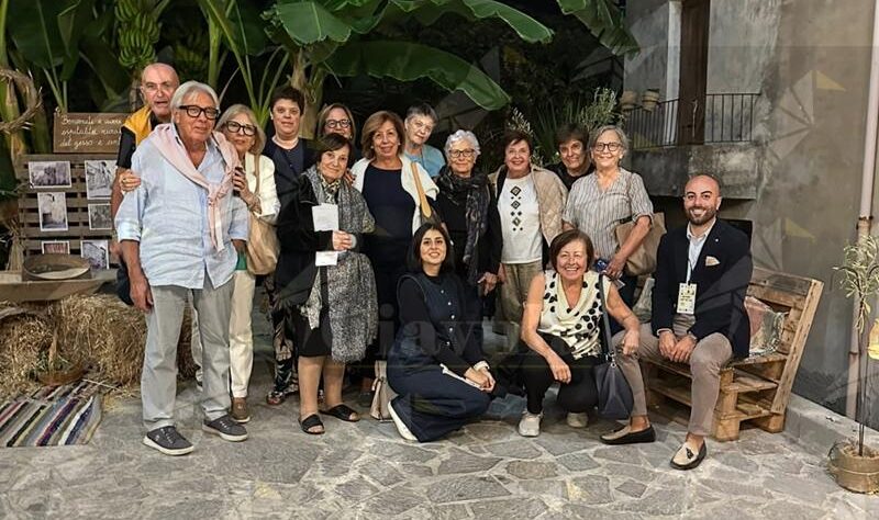 Un pullman da Caulonia a Benestare per Catoja in Festa: il direttore artistico Erminio Niceforo fa da guida ai suoi concittadini Un pullman da Caulonia a Benestare per Catoja in Festa: il direttore artistico Erminio Niceforo fa da guida ai suoi concittadini