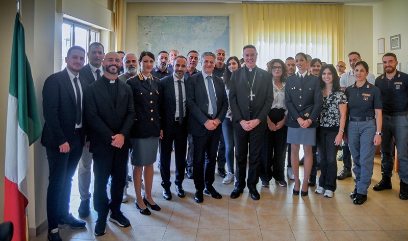 Il Vescovo della Diocesi di Locri-Gerace in visita al Commissariato di Pubblica Sicurezza di Siderno Il Vescovo della Diocesi di Locri-Gerace in visita al Commissariato di Pubblica Sicurezza di Siderno