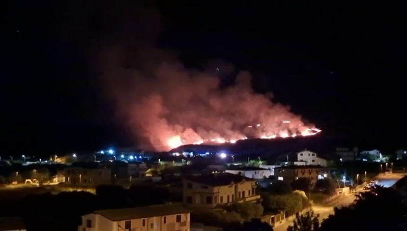 Vasto incendio a Roccella Ionica, fiamme a ridosso delle case