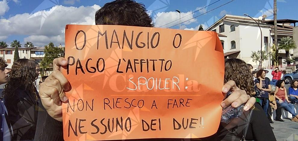 Siderno in piazza: studenti e lavoratori uniti contro il carovita e i tagli ai servizi Siderno in piazza: studenti e lavoratori uniti contro il carovita e i tagli ai servizi