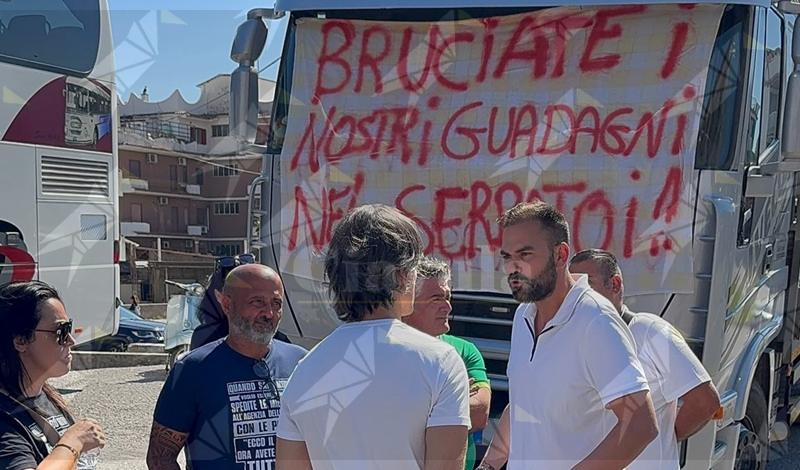 Falcomatà a Davoli al fianco dei lavoratori in protesta: «La Calabria che produce non ce la fa più»