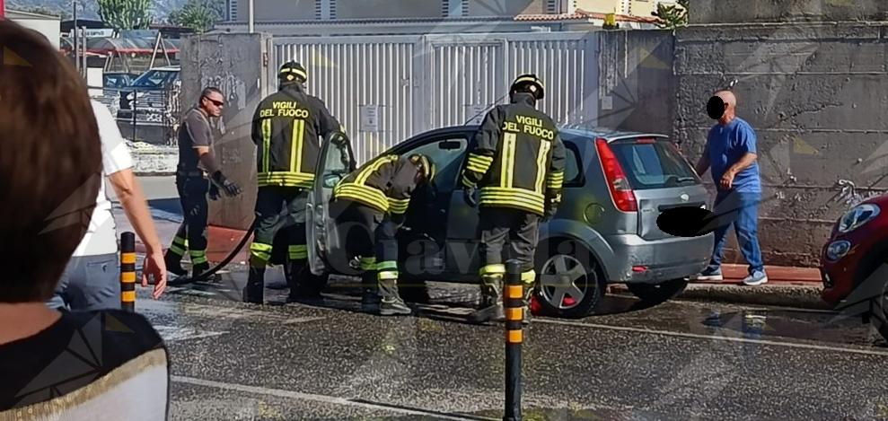 Auto in fiamme nel parcheggio del Centro Commerciale La Gru di Siderno – Video Auto in fiamme nel parcheggio del Centro Commerciale La Gru di Siderno – Video