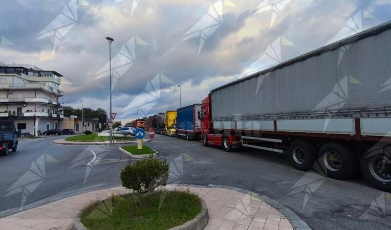 Autotrasportatori in protesta: mezzi pesanti alla rotonda di Caulonia Marina Autotrasportatori in protesta: mezzi pesanti alla rotonda di Caulonia Marina