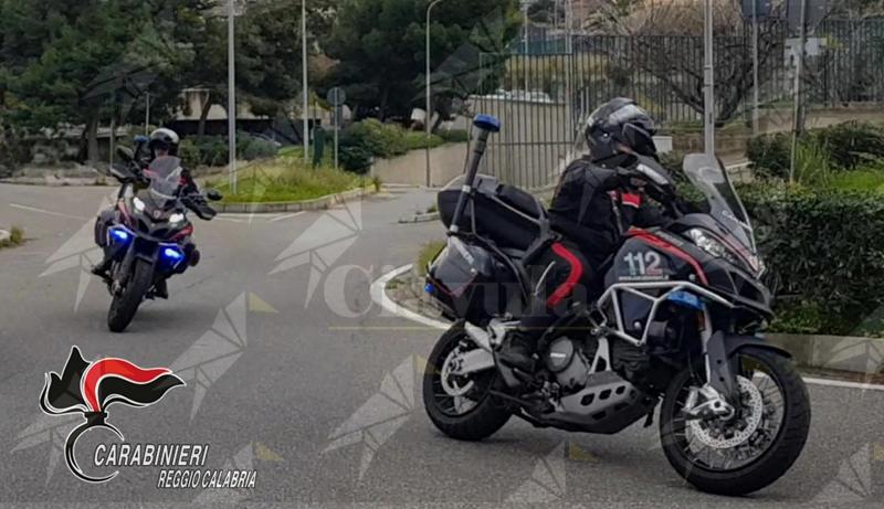Fermato in auto e poi perquisito a casa: scoperta coltivazione di marijuana nell’ abitazione di un giovane reggino