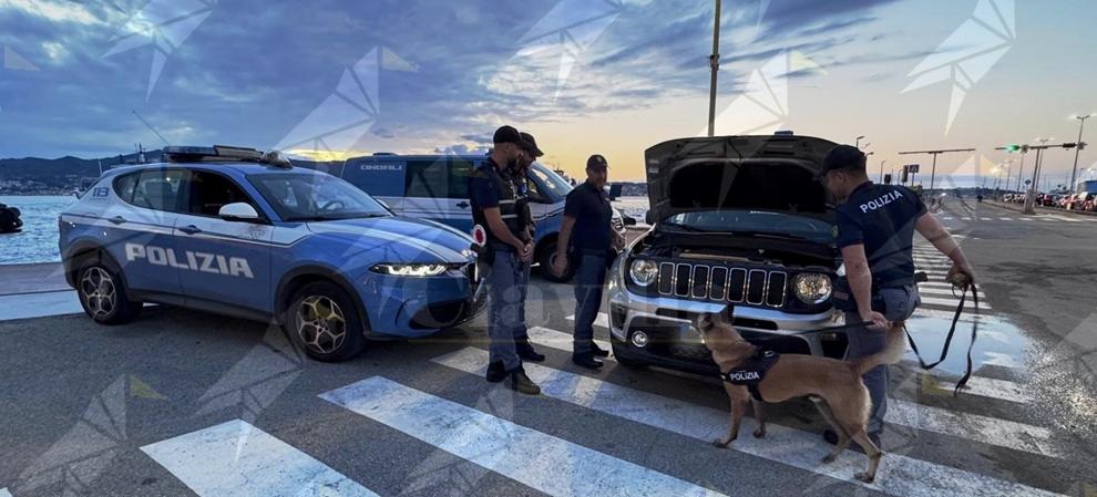 Trasportava un kg di cocaina nascosto nel vano motore, un arresto a Villa San Giovanni Trasportava un kg di cocaina nascosto nel vano motore, un arresto a Villa San Giovanni