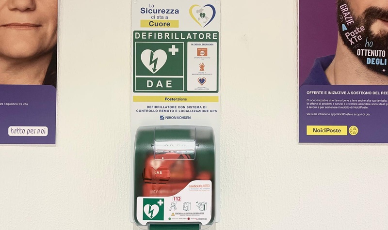 Poste Italiane, installati due nuovi defibrillatori a Reggio Calabria Poste Italiane, installati due nuovi defibrillatori a Reggio Calabria