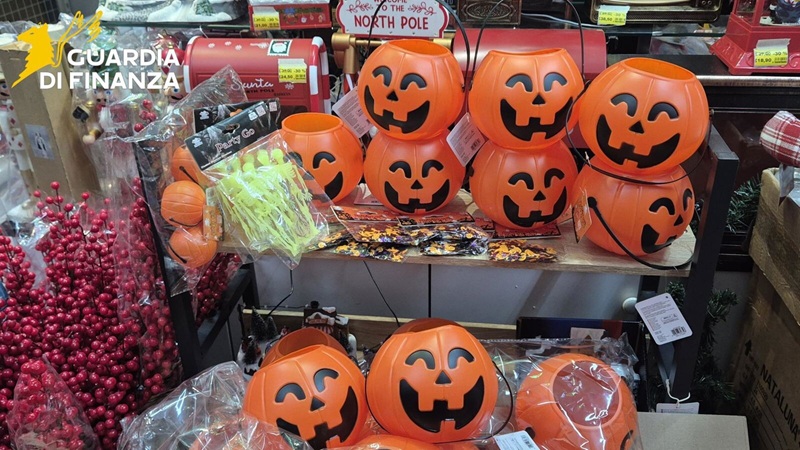 Sequestrati in Calabria 30mila prodotti non sicuri in vista di Halloween Sequestrati in Calabria 30mila prodotti non sicuri in vista di Halloween