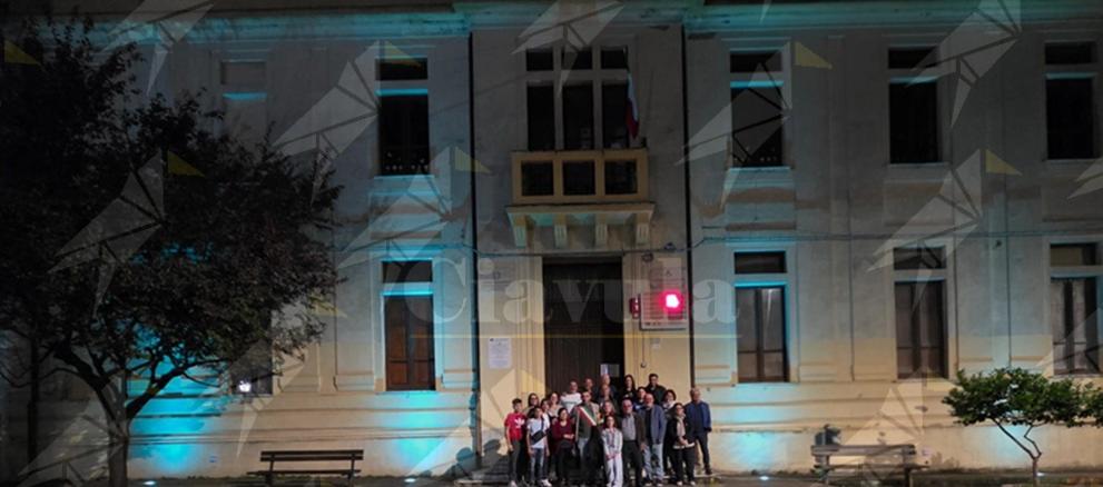 Cinquefrondi aderisce alla giornata internazionale della dislessia: il plesso “Francesco della Scala” si illumina di azzurro