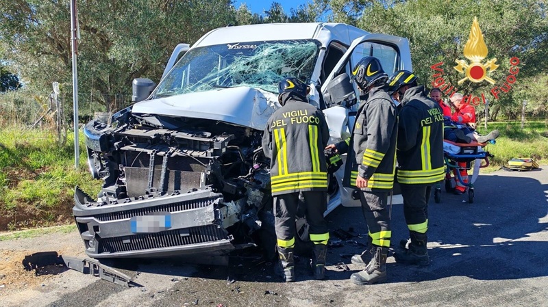 Scontro tra autobus e furgone sulla SP 120: tre feriti nel Catanzarese Scontro tra autobus e furgone sulla SP 120: tre feriti nel Catanzarese
