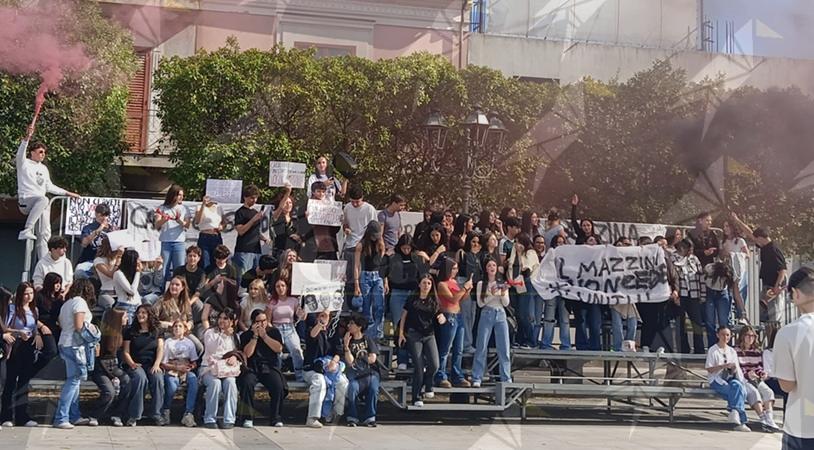 Polo liceale di Locri, studenti in sciopero contro il caroscuola e il carobenzina – video