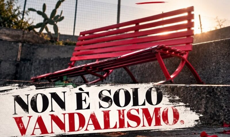 Vandalizzata la panchina rossa contro la violenza sulle donne a Caulonia, l’indignazione della Commissione Pari Opportunità “Jole Santelli”