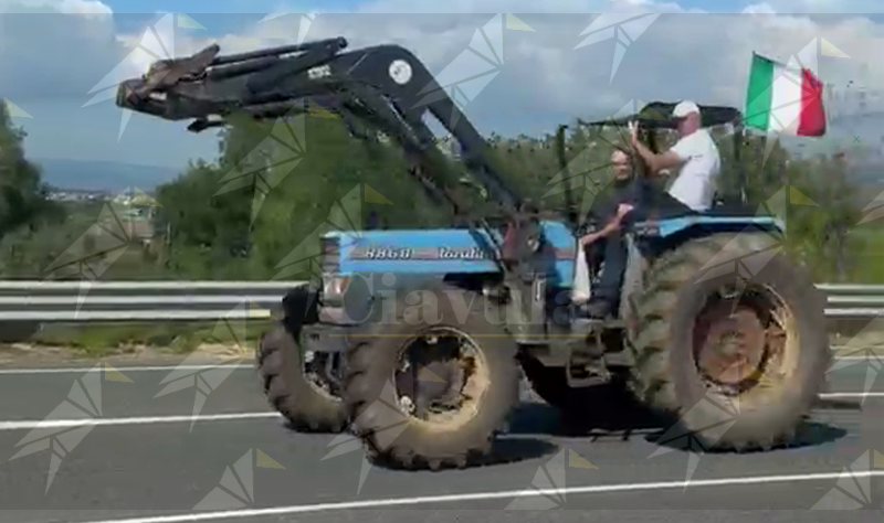 Caro carburante, non si fermano le proteste di autotrasportatori e agricoltori: rallentamenti nei pressi di Polistena – VIDEO Caro carburante, non si fermano le proteste di autotrasportatori e agricoltori: rallentamenti nei pressi di Polistena – VIDEO