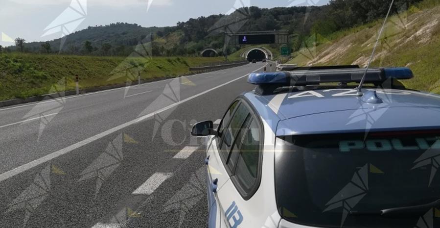 Inseguimento sull’A2, arrestato un giovane: nell’auto oltre un chilo di hashish e più di 100 grammi di cocaina