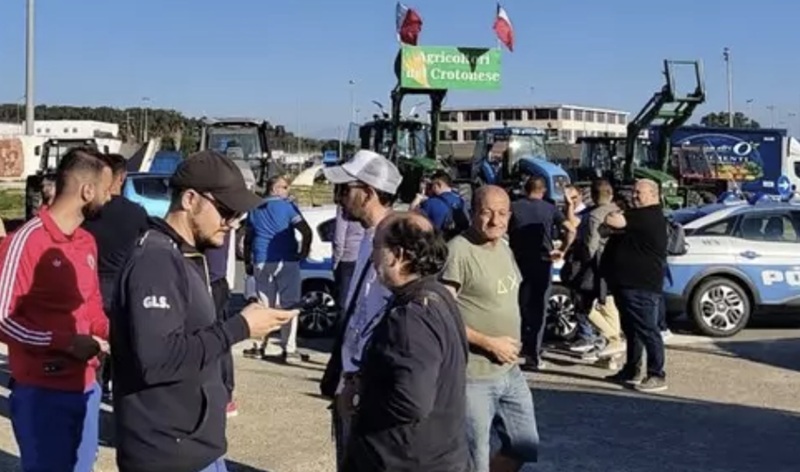 Proteste in Calabria contro il caro vita, restano attivi i presìdi di Davoli, Firmo e Spezzano Albanese: sabato la manifestazione a Cosenza Proteste in Calabria contro il caro vita, restano attivi i presìdi di Davoli, Firmo e Spezzano Albanese: sabato la manifestazione a Cosenza