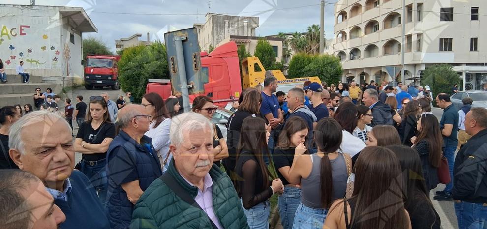 Continua la protesta a Caulonia contro il caro carburante, la coop Pathos: “Il carovita incide su tutte le famiglie”