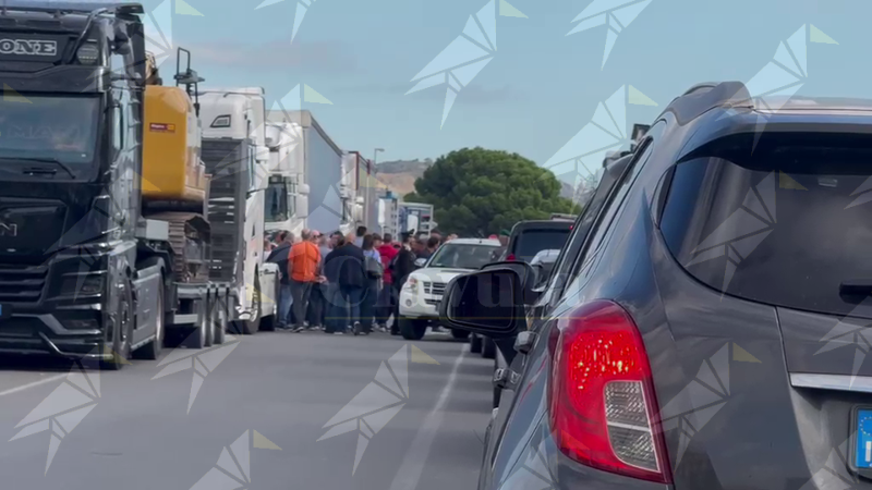 Protesta dei trasportatori, a Grotteria traffico fortemente rallentato sulla SS106 – VIDEO Protesta dei trasportatori, a Grotteria traffico fortemente rallentato sulla SS106 – VIDEO