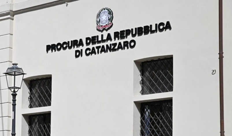 Armi, droga e intimidazioni: sorveglianza speciale con obbligo di soggiorno per un uomo a Catanzaro Armi, droga e intimidazioni: sorveglianza speciale con obbligo di soggiorno per un uomo a Catanzaro