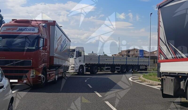 Continua la protesta degli autotrasportatori in Calabria: “Risposte concrete entro il 20 o andremo a Roma con i Tir” Continua la protesta degli autotrasportatori in Calabria: “Risposte concrete entro il 20 o andremo a Roma con i Tir”